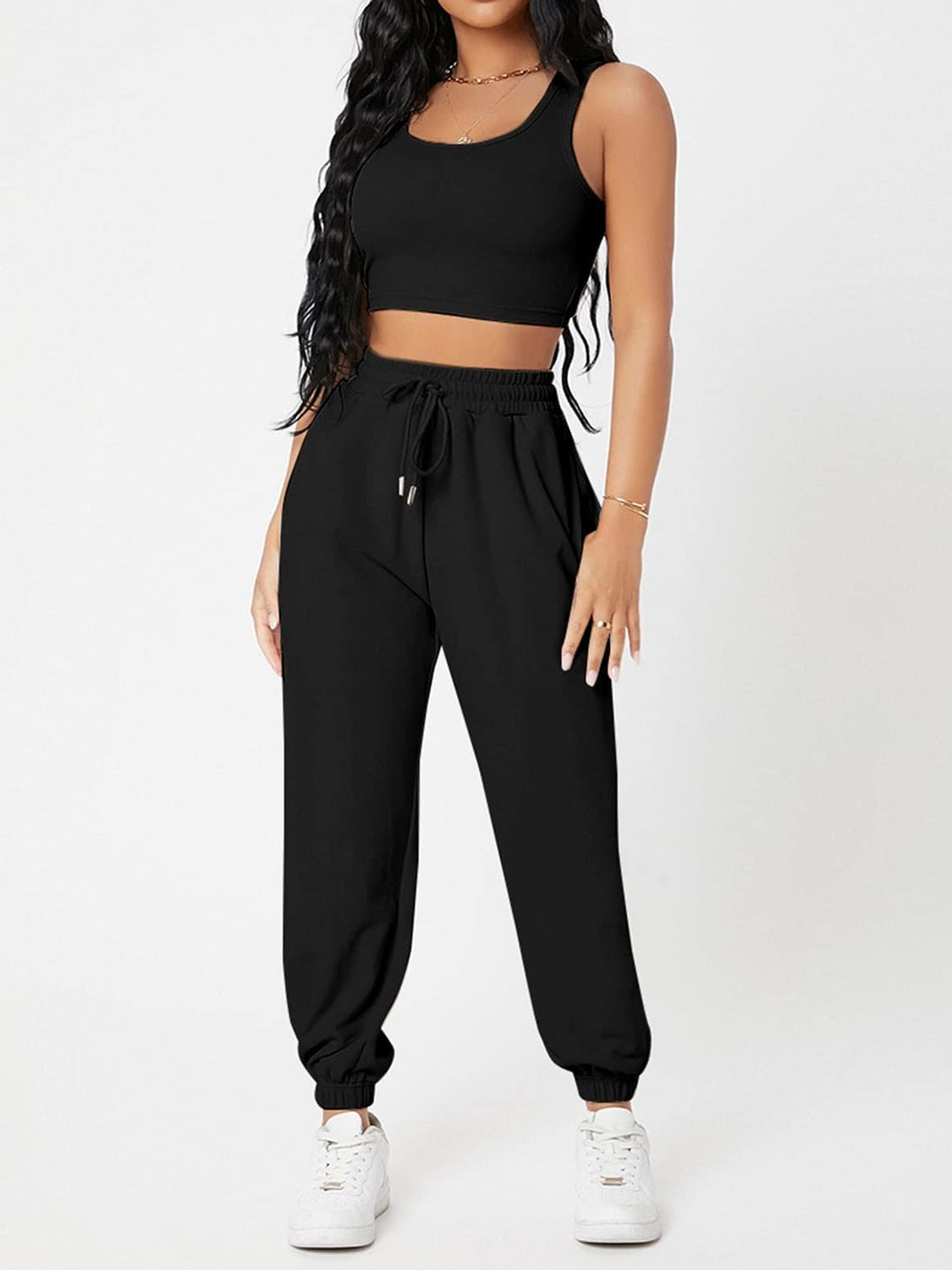 Conjunto de top con tirantes anchos y joggers con cordón