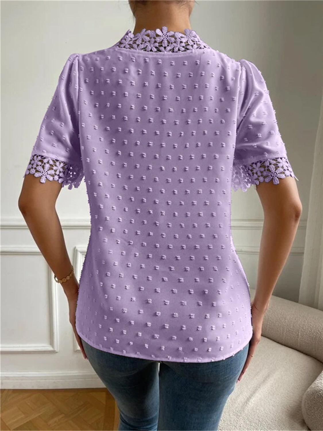 Blusa de manga corta con cuello en V y lunares suizos