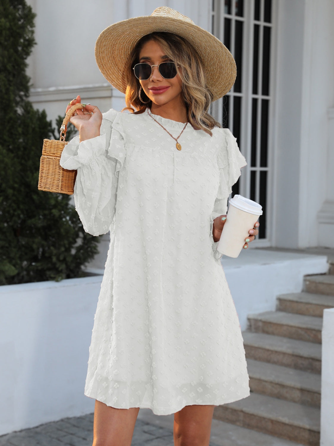 Vestido de manga con volante y cuello simulado con lunares suizos