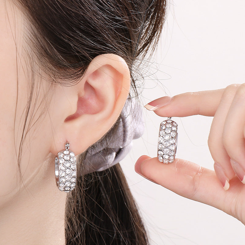 Boucles d'oreilles créoles en acier et titane avec strass