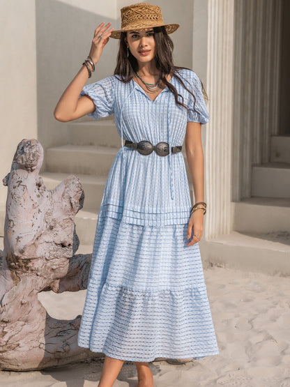 Vestido escalonado con manga globo y cuello anudado