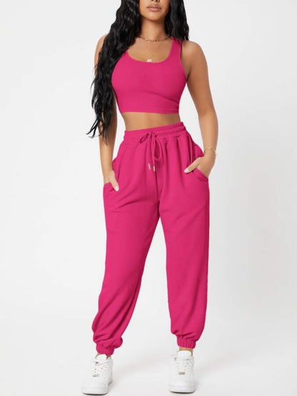 Conjunto de top con tirantes anchos y joggers con cordón