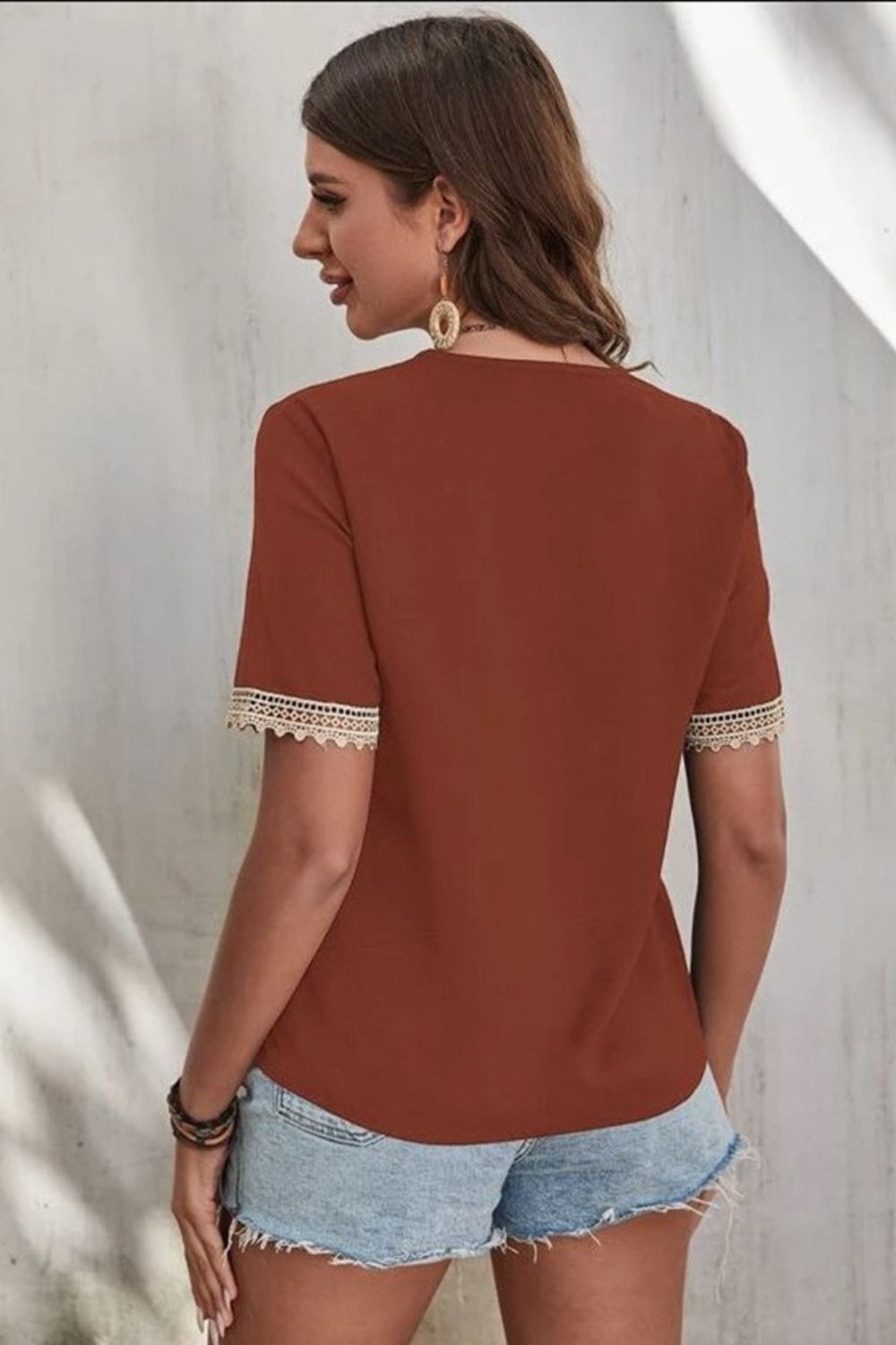 Blusa de manga corta con cuello en V y detalle de encaje de tamaño completo