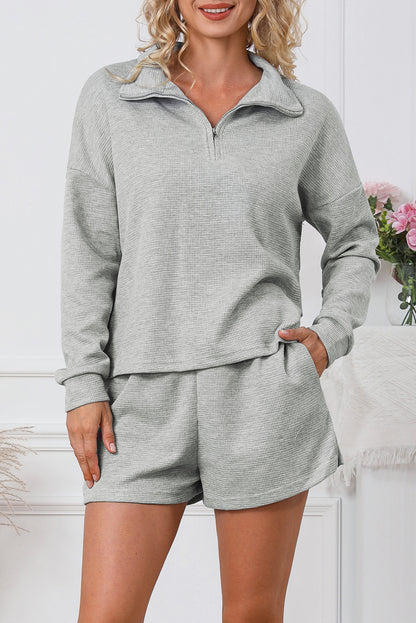 Ensemble sweat-shirt zippé côtelé gris et short taille haute