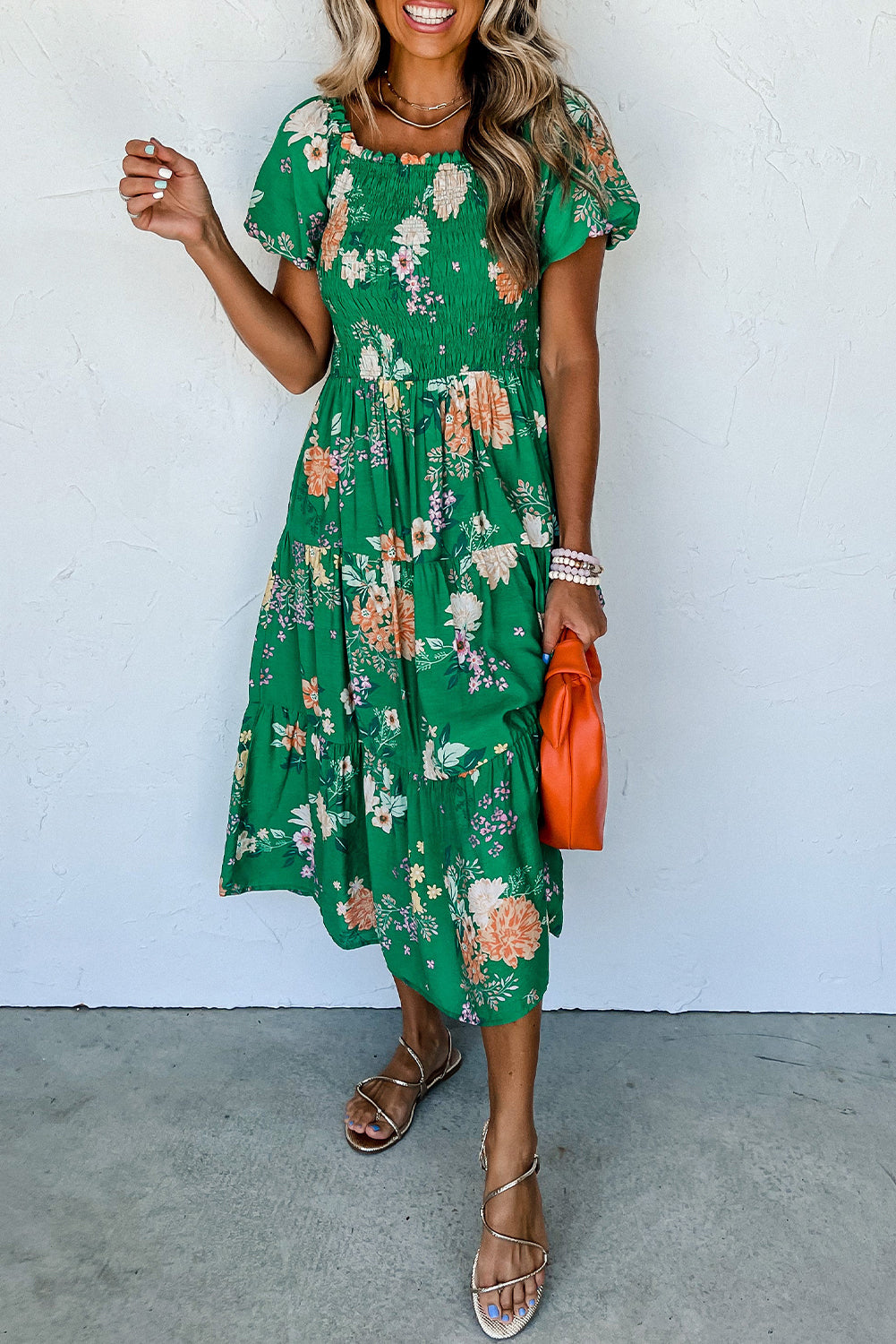 Robe midi smockée à plusieurs niveaux et imprimé floral vert