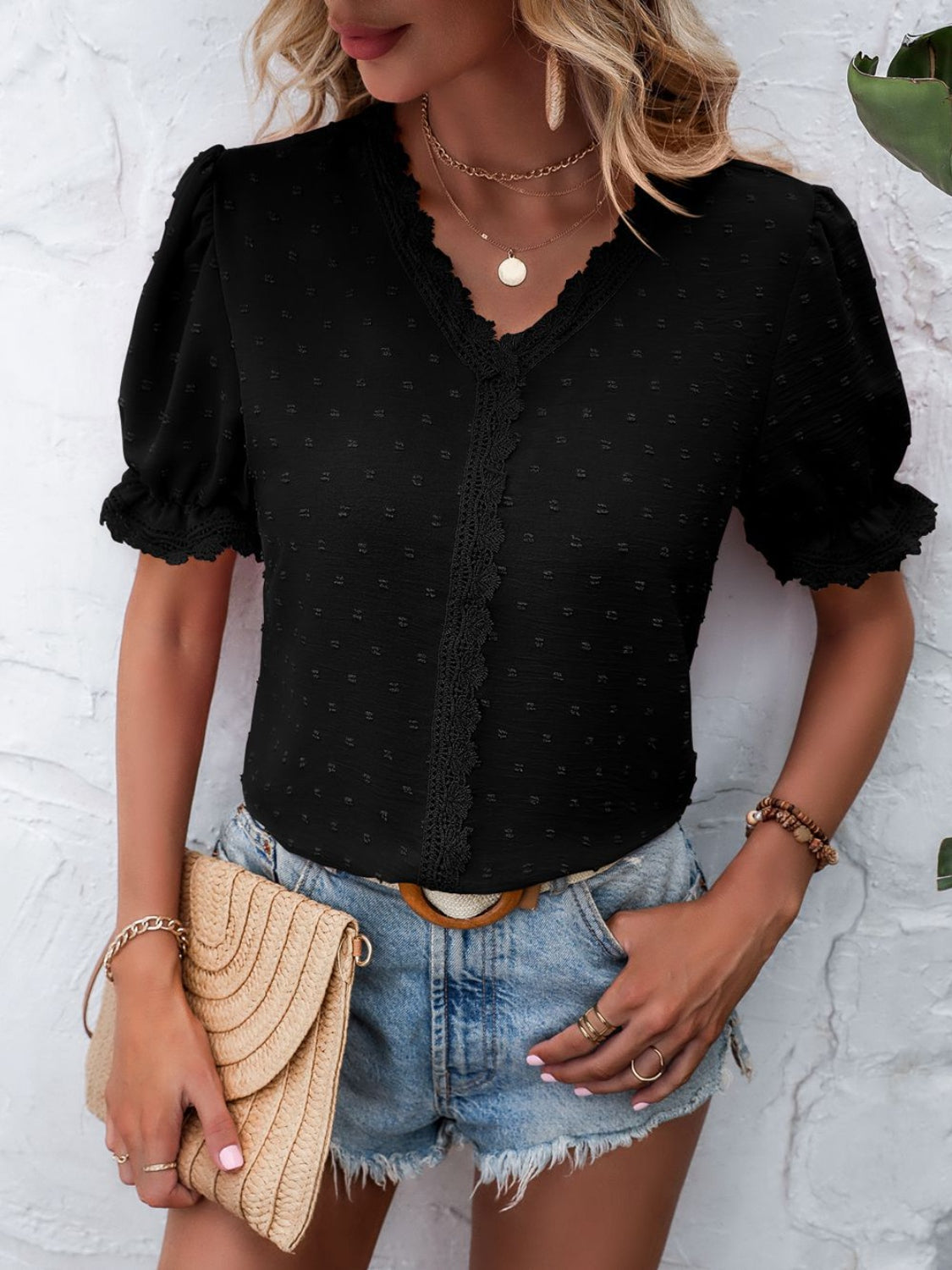 Blusa con mangas con volante y cuello en V con lunares suizos