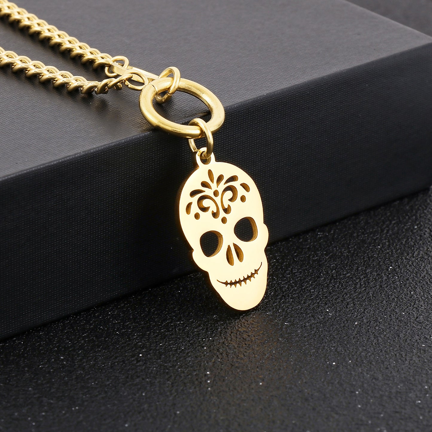 Collar con colgante de doble capa con forma de calavera