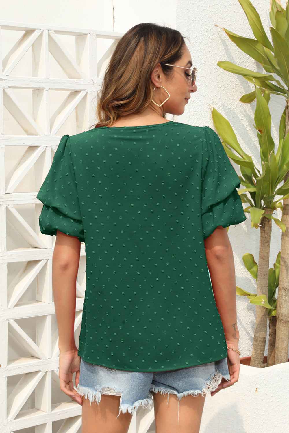 Blusa de manga corta con cuello en V y lunares suizos