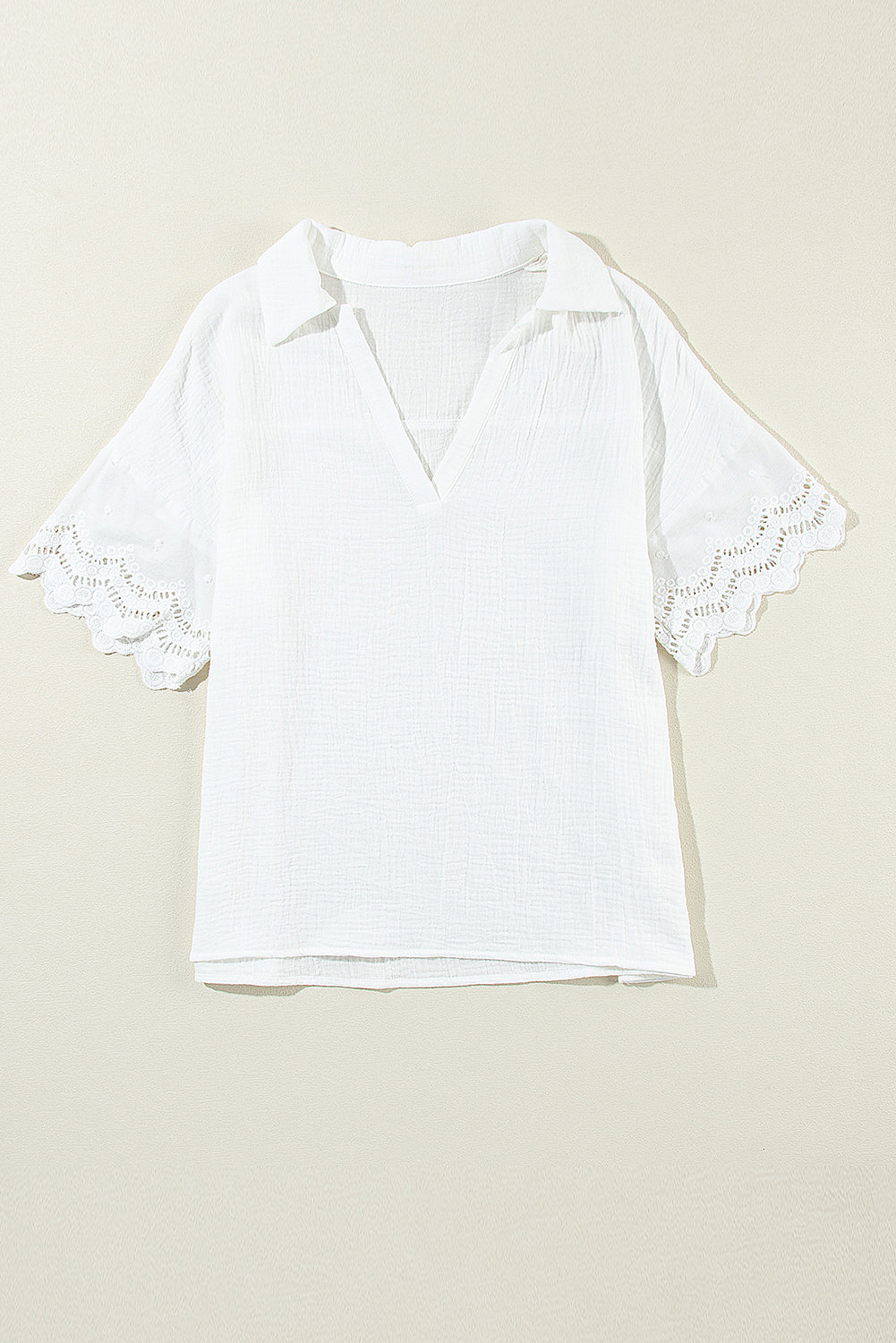 Blusa con cuello en V y manga empalmada de encaje arrugado blanca