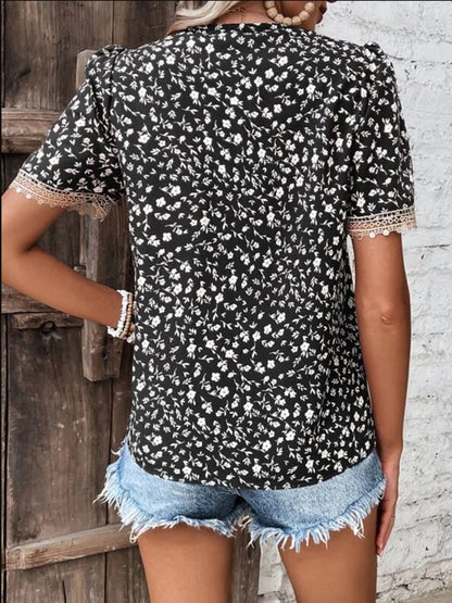 Blusa de manga corta con cuello en V estampada de tamaño completo