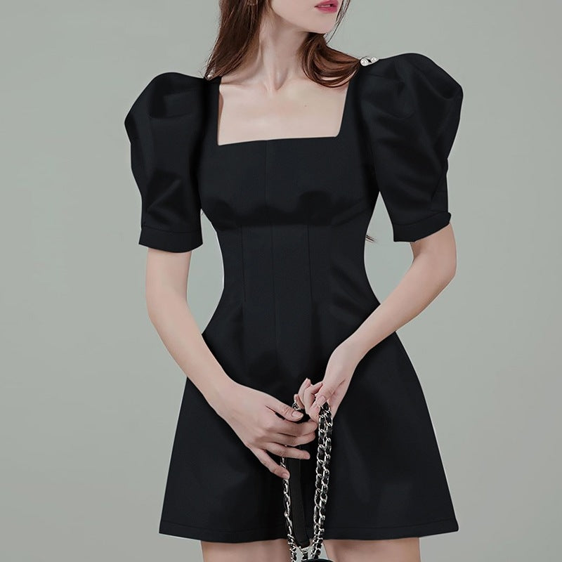 Robe noire élégante à col carré