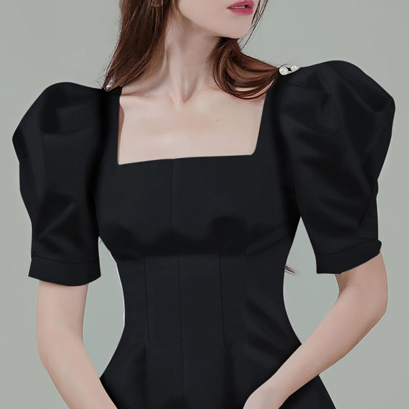 Robe noire élégante à col carré