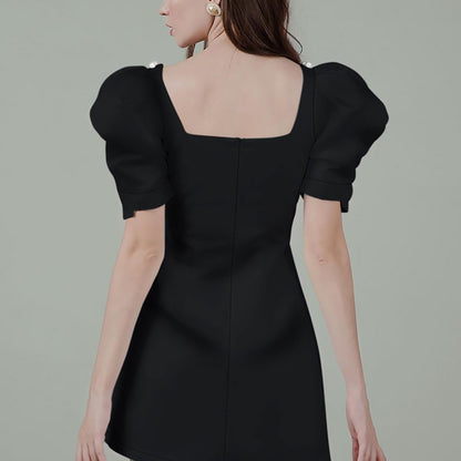 Robe noire élégante à col carré