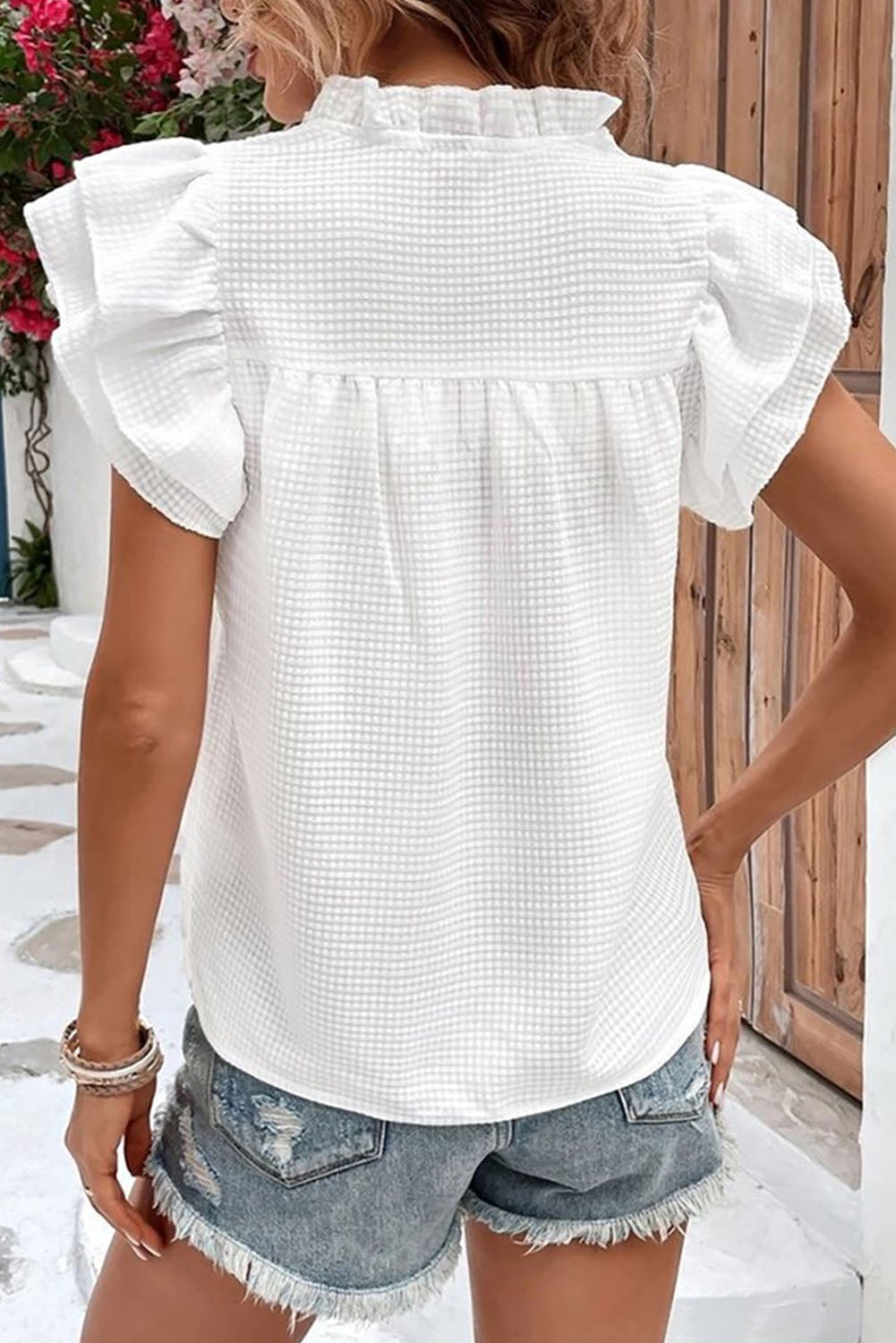 Top con cuello de muesca y manga acampanada con detalle de volantes blanco