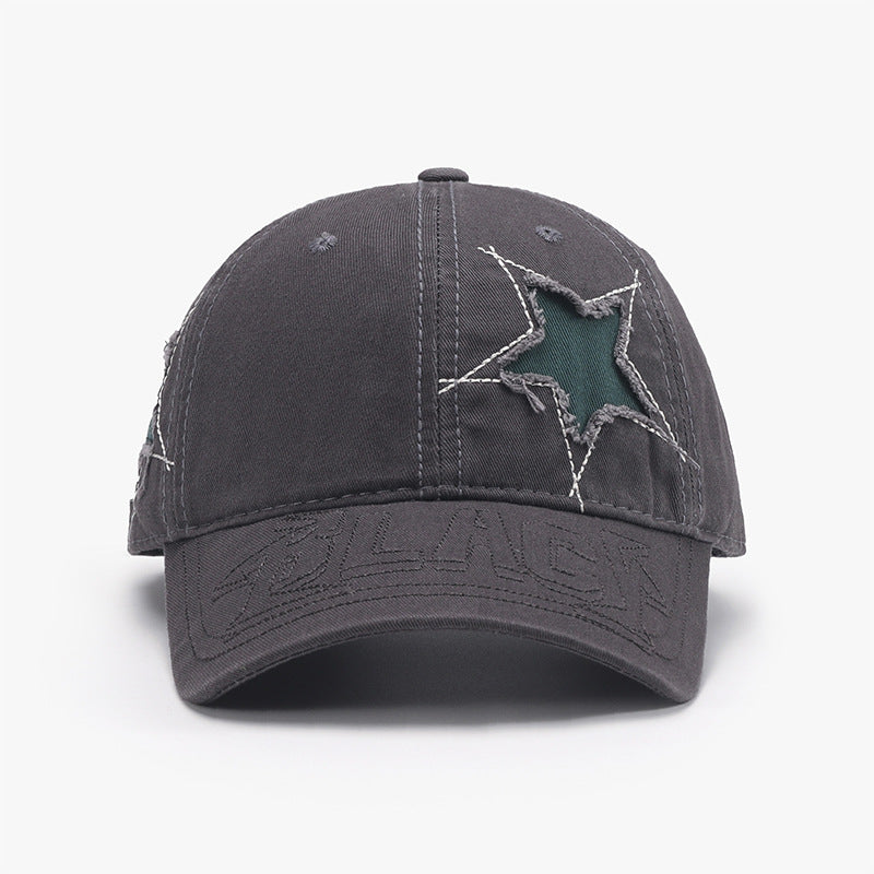 Gorra ajustable con estrella y dobladillo sin rematar