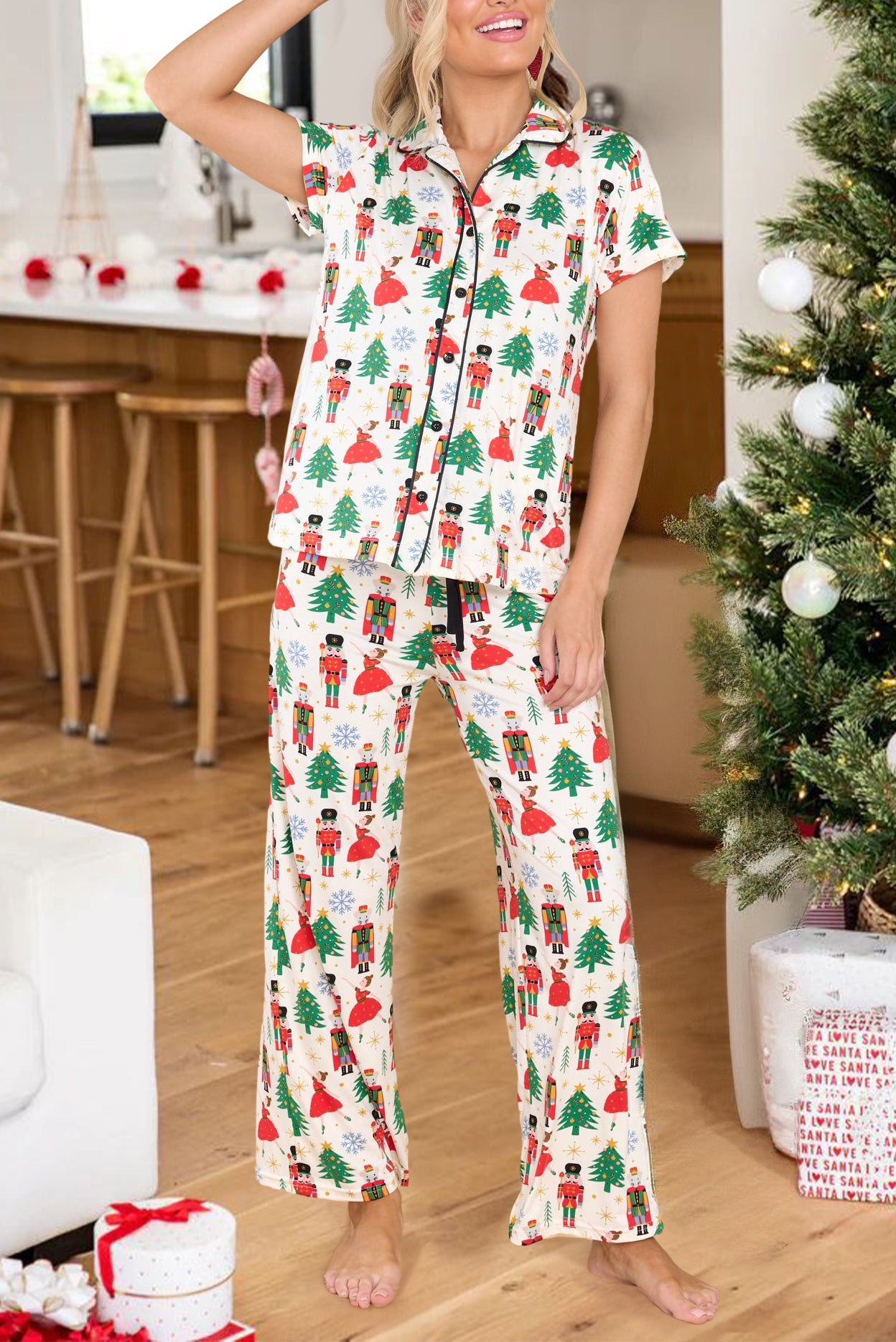 Ropa de dormir de dos piezas con botones y estampado navideño blanco