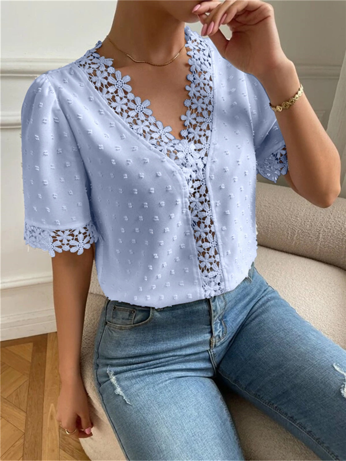 Blusa de manga corta con cuello en V y lunares suizos