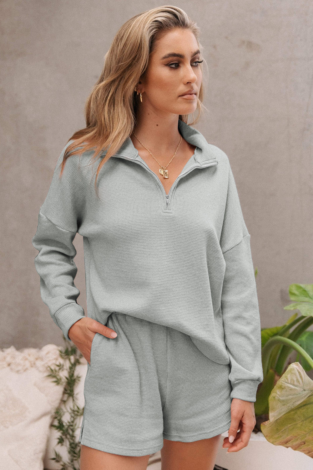 Ensemble sweat-shirt zippé côtelé gris et short taille haute