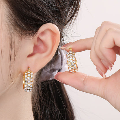 Boucles d'oreilles créoles en acier et titane avec strass