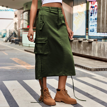 Las mujeres usan pantalones vaqueros con cordones, falda, falda informal de longitud media