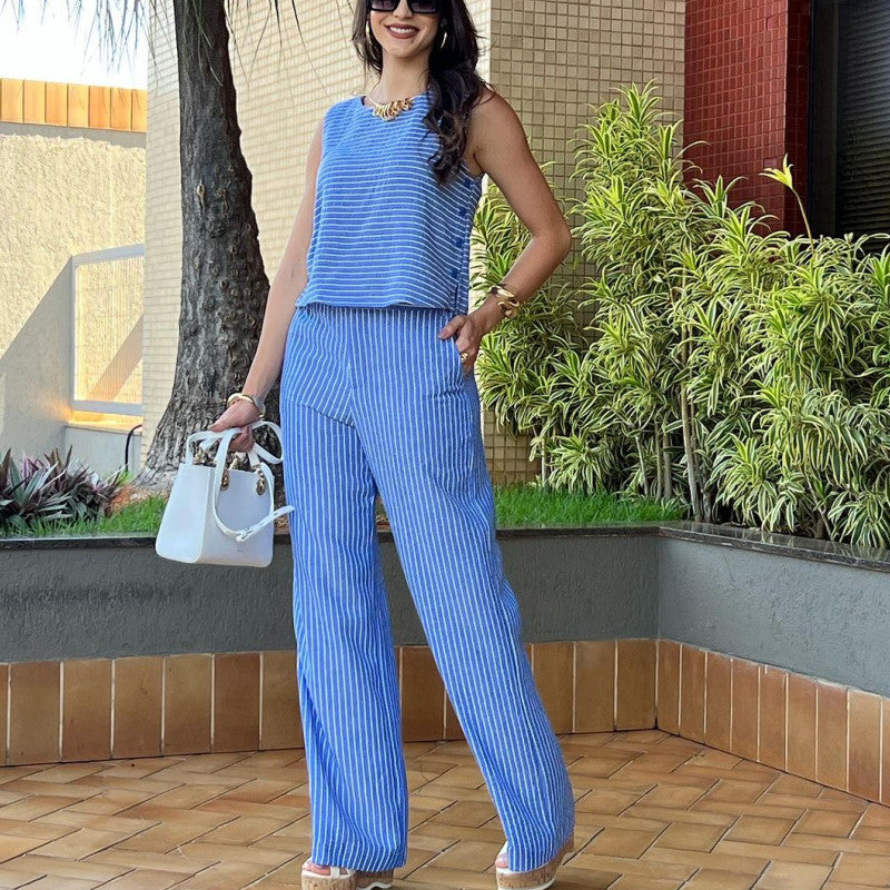 Ensemble deux pièces pour femme avec haut sans manches à rayures bleues et pantalon droit ample