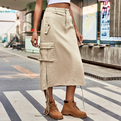 Las mujeres usan pantalones vaqueros con cordones, falda, falda informal de longitud media