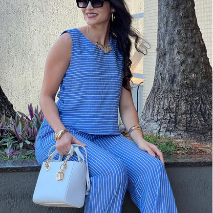 Ensemble deux pièces pour femme avec haut sans manches à rayures bleues et pantalon droit ample