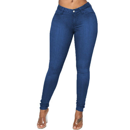 Se requiere mezclilla de alta elasticidad. Las mujeres de moda usan jeans de talla grande.