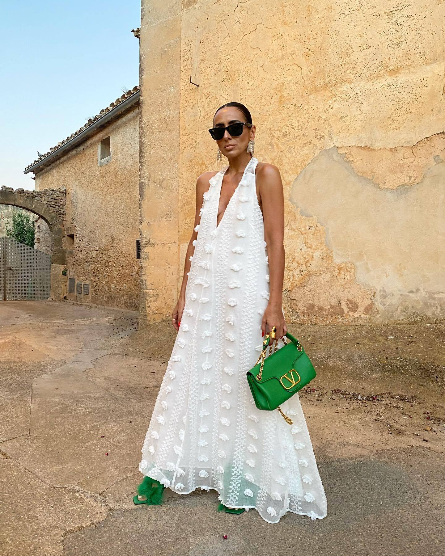 Vestido de cinta con vuelo grande y cuello halter en V