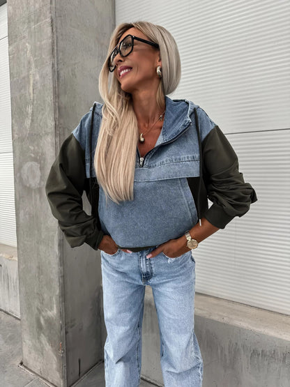 Pull à capuche pour femme avec coutures en denim et lavage à l'eau