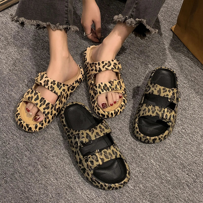 Zapatillas de verano para mujer, zapatillas de plataforma con estampado de leopardo, sandalias informales de suela gruesa para interiores y exteriores, zapatos de playa para parejas