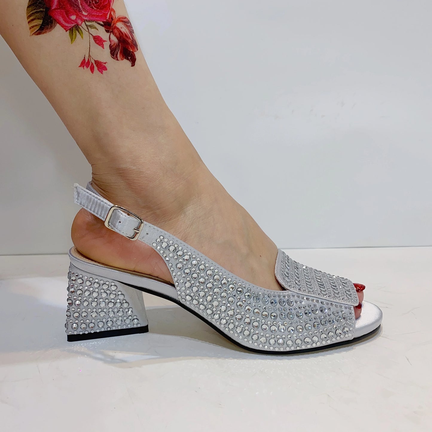 Sandales de luxe à la mode Top Designers italiens 2023 Party Bright Diamond Uppers Chaussures d'été pour femmes avec talons hauts Nigeria