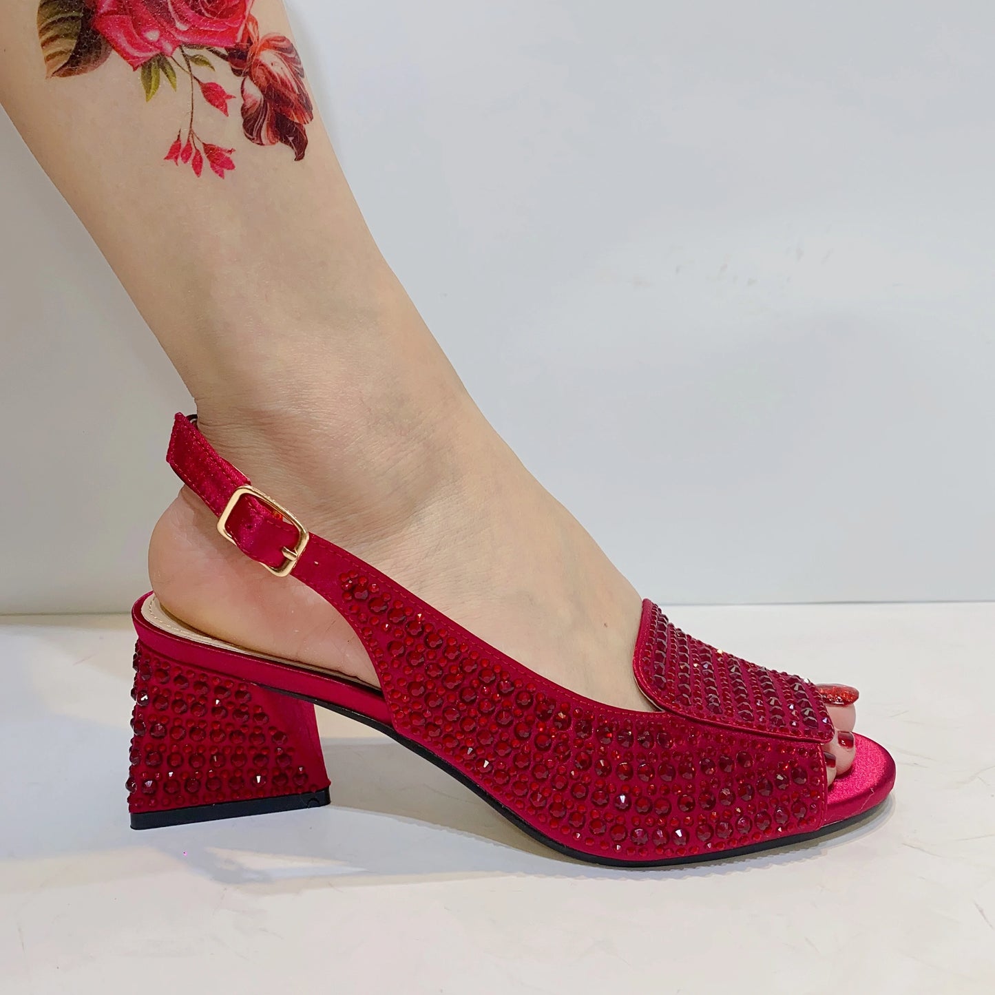 Sandales de luxe à la mode Top Designers italiens 2023 Party Bright Diamond Uppers Chaussures d'été pour femmes avec talons hauts Nigeria