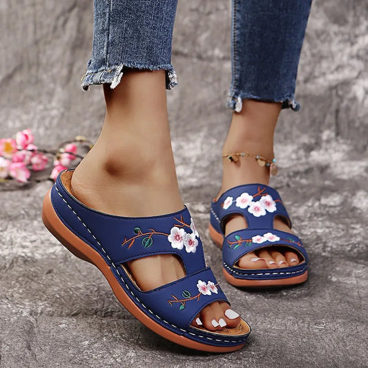 Zapatillas de mujer bordadas con flores, sandalias de cuero para mujer, zapatillas de cuña informales ligeras para exteriores, zapatos de verano sin cordones para mujer 2023