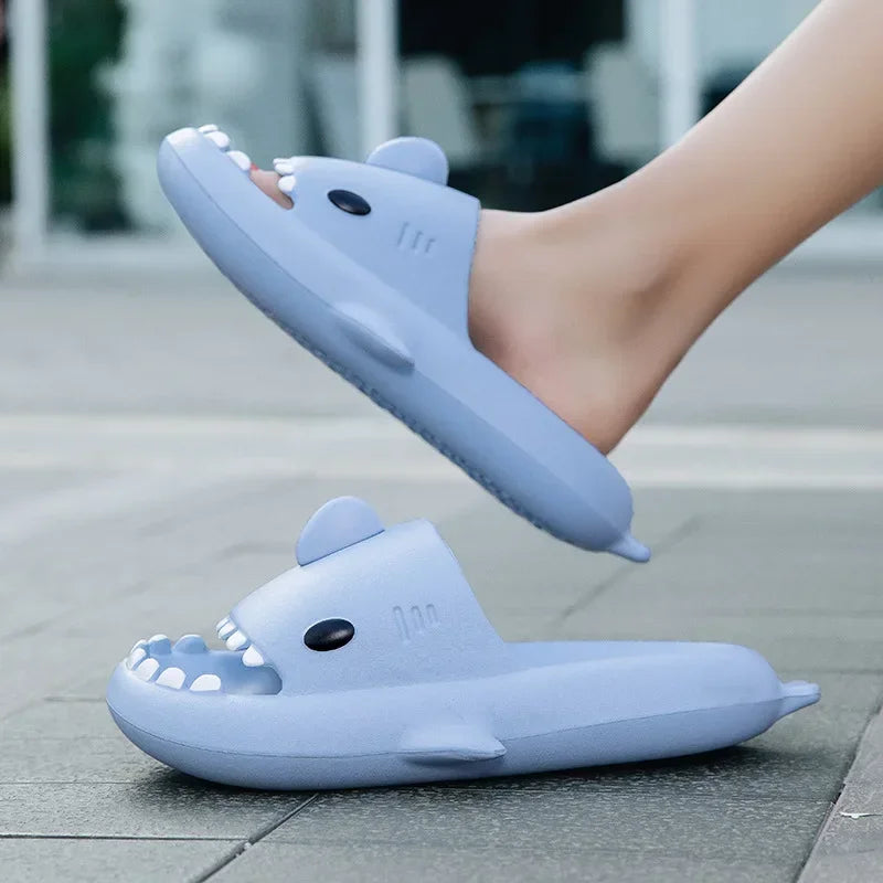 Pantoufles de requin d'été pour femmes et hommes, tongs de salle de bain, chaussures plates antidérapantes pour la maison, sandales amusantes pour enfants en plein air, nouvelle collection 2024