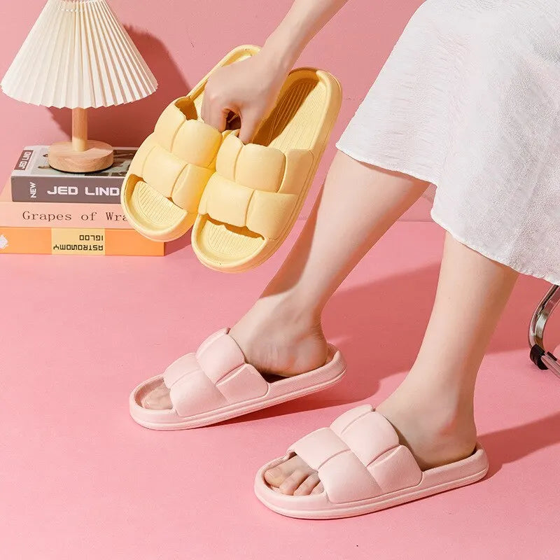 Zapatillas de casa de baño de fondo plano y grueso, sandalias de interior de EVA con suela suave a la moda para mujer, chanclas antideslizantes de verano 2023, 1 ud.