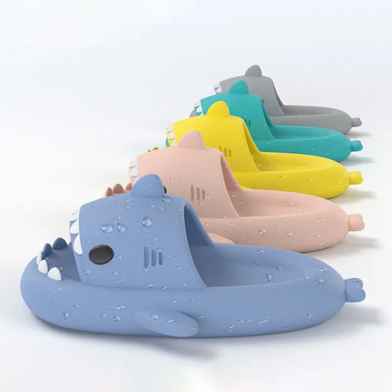 Pantoufles de requin d'été pour femmes et hommes, tongs de salle de bain, chaussures plates antidérapantes pour la maison, sandales amusantes pour enfants en plein air, nouvelle collection 2023