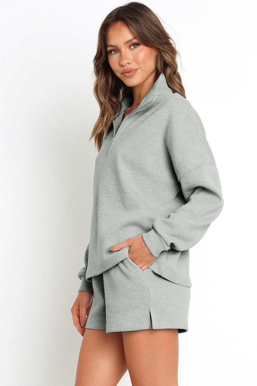 Ensemble sweat-shirt zippé côtelé gris et short taille haute