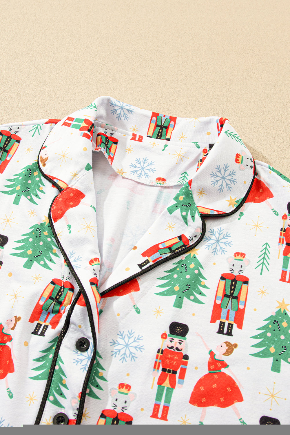 Ropa de dormir de dos piezas con botones y estampado navideño blanco