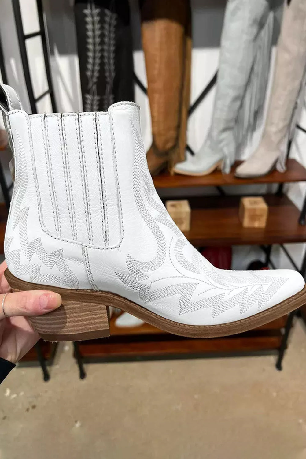 Botines de tacón grueso de cuero bordado blanco