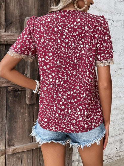 Blusa de manga corta con cuello en V estampada de tamaño completo