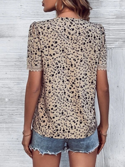 Blusa de manga corta con cuello en V estampada de tamaño completo