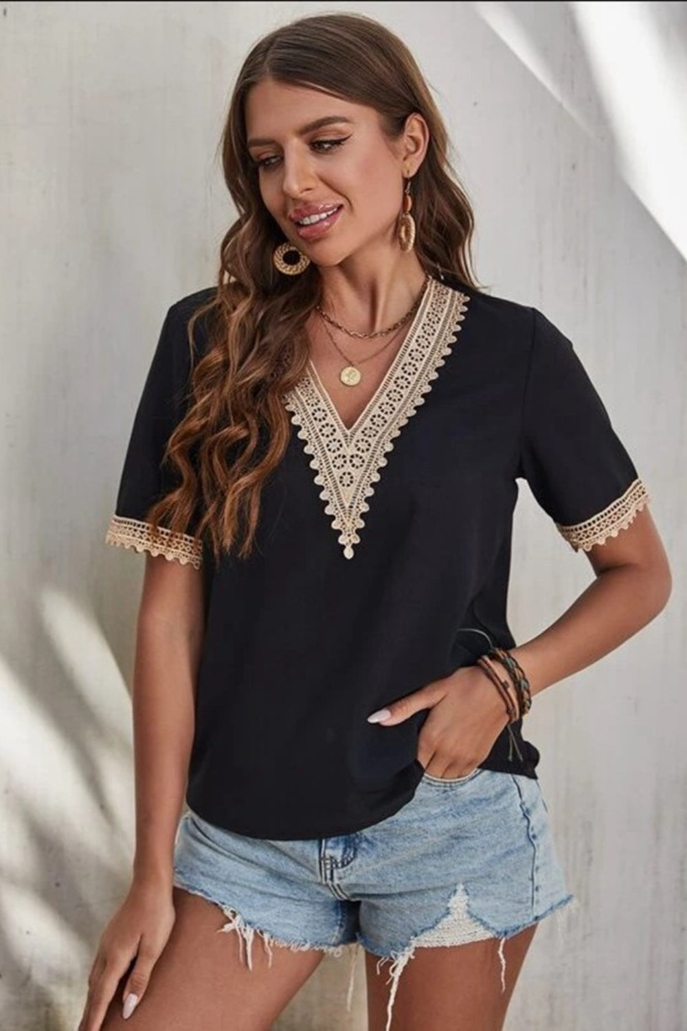 Blusa de manga corta con cuello en V y detalle de encaje de tamaño completo