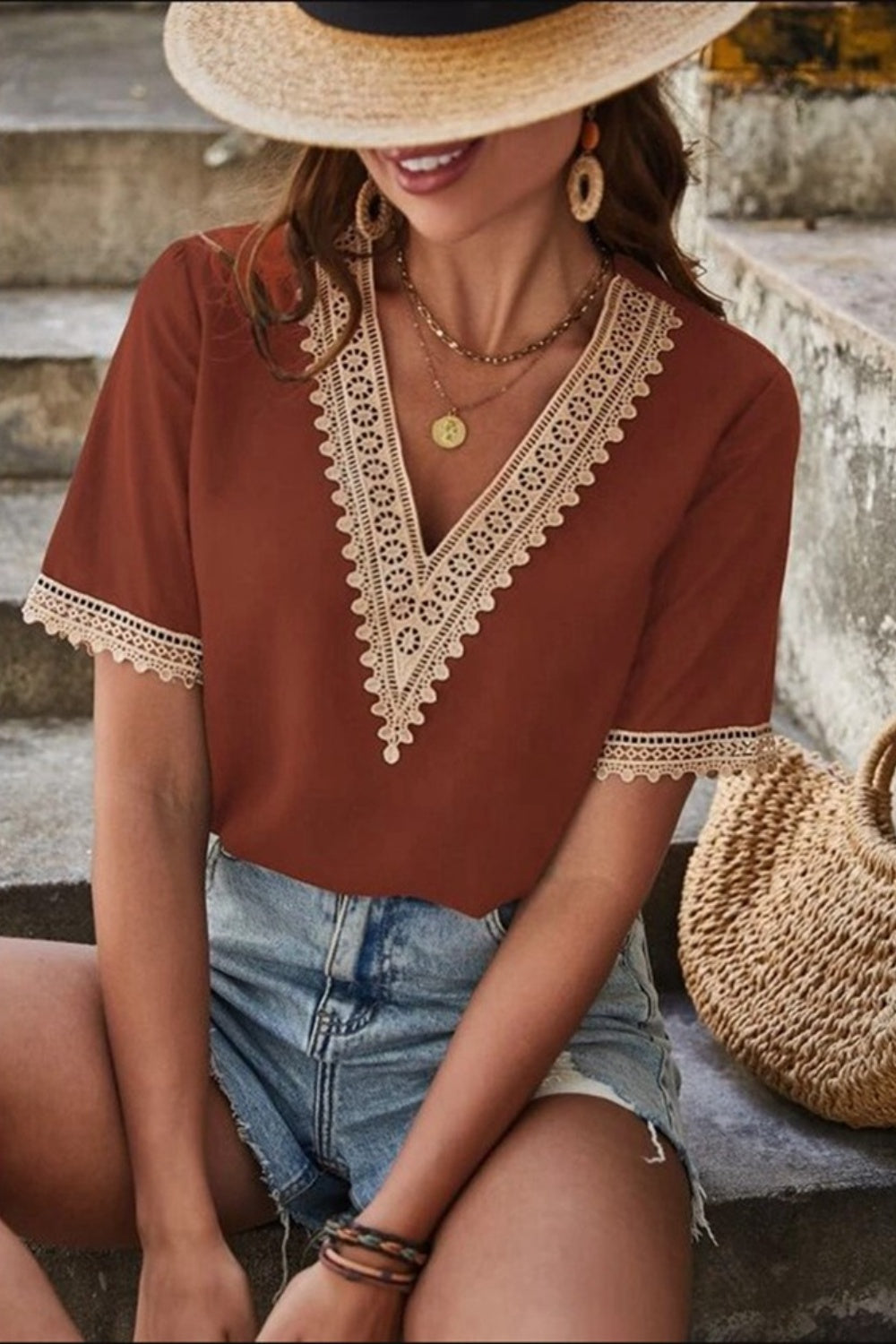 Blusa de manga corta con cuello en V y detalle de encaje de tamaño completo