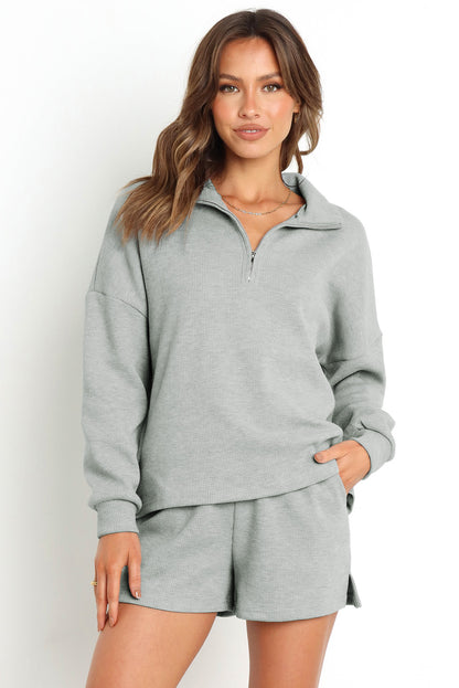 Ensemble sweat-shirt zippé côtelé gris et short taille haute