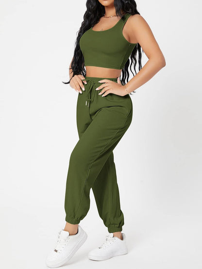 Conjunto de top con tirantes anchos y joggers con cordón