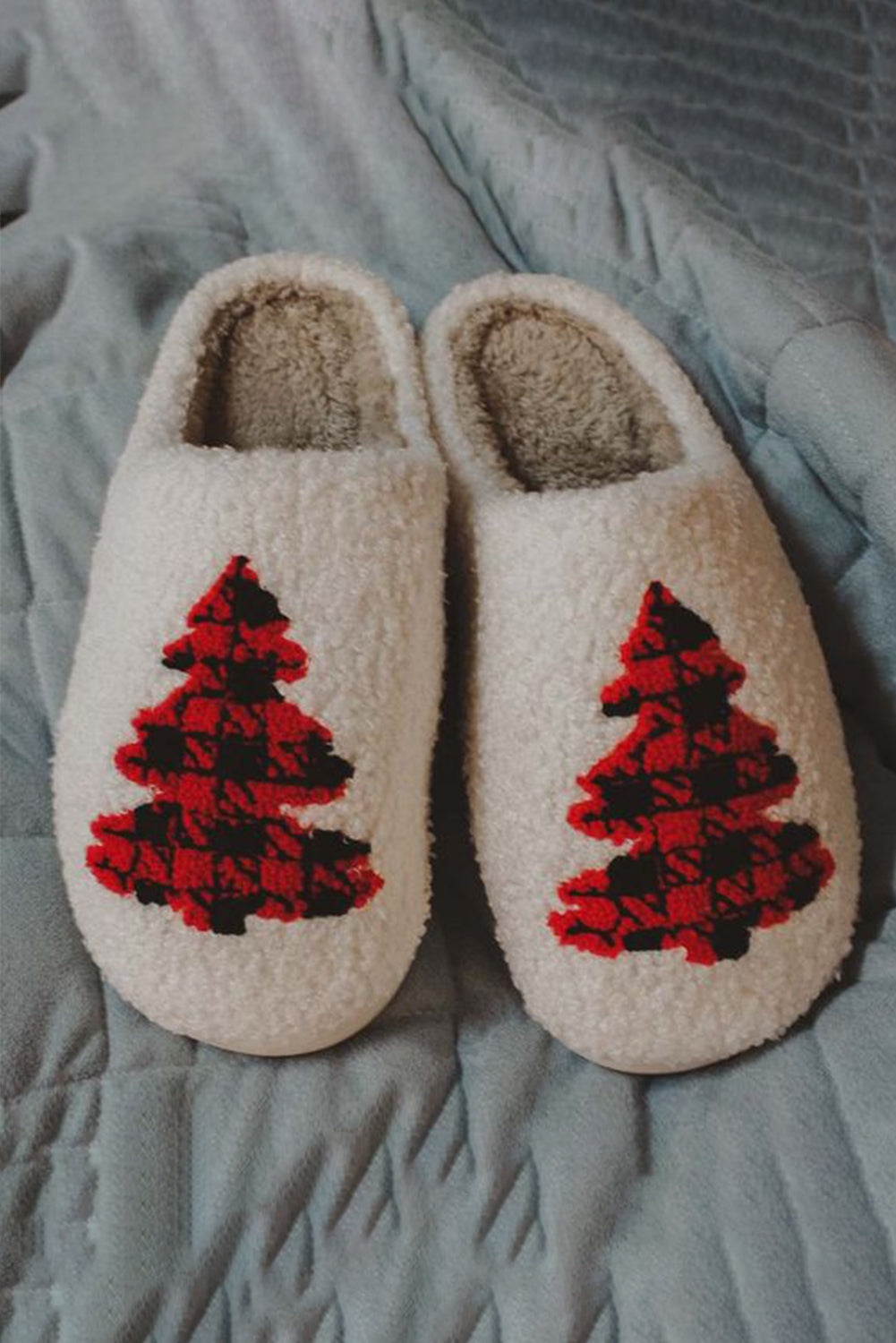 Zapatillas de casa de moda navideña con patrón de árbol borroso blanco