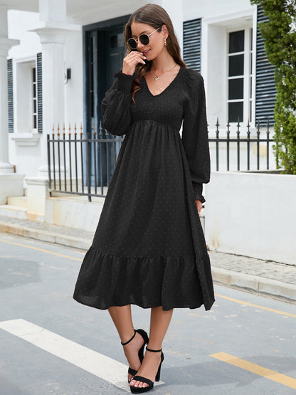 Robe smockée à col en V et manches lanternes avec ourlet à volants