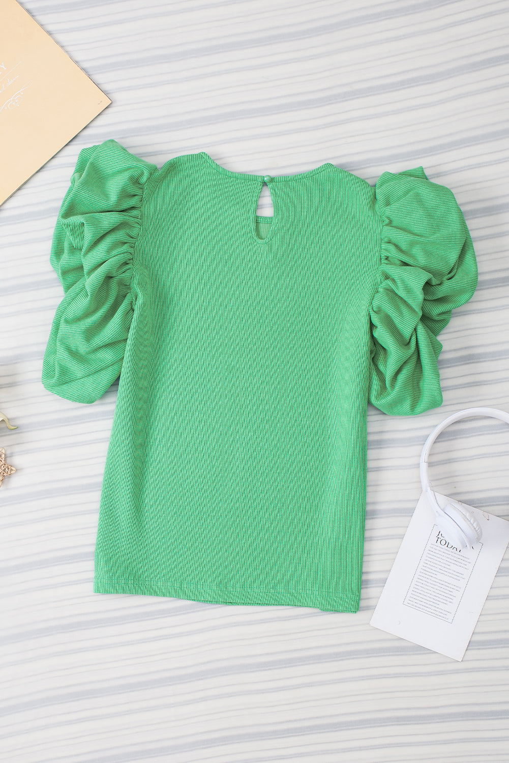 Blouse verte en tricot côtelé à manches bouffantes à volants