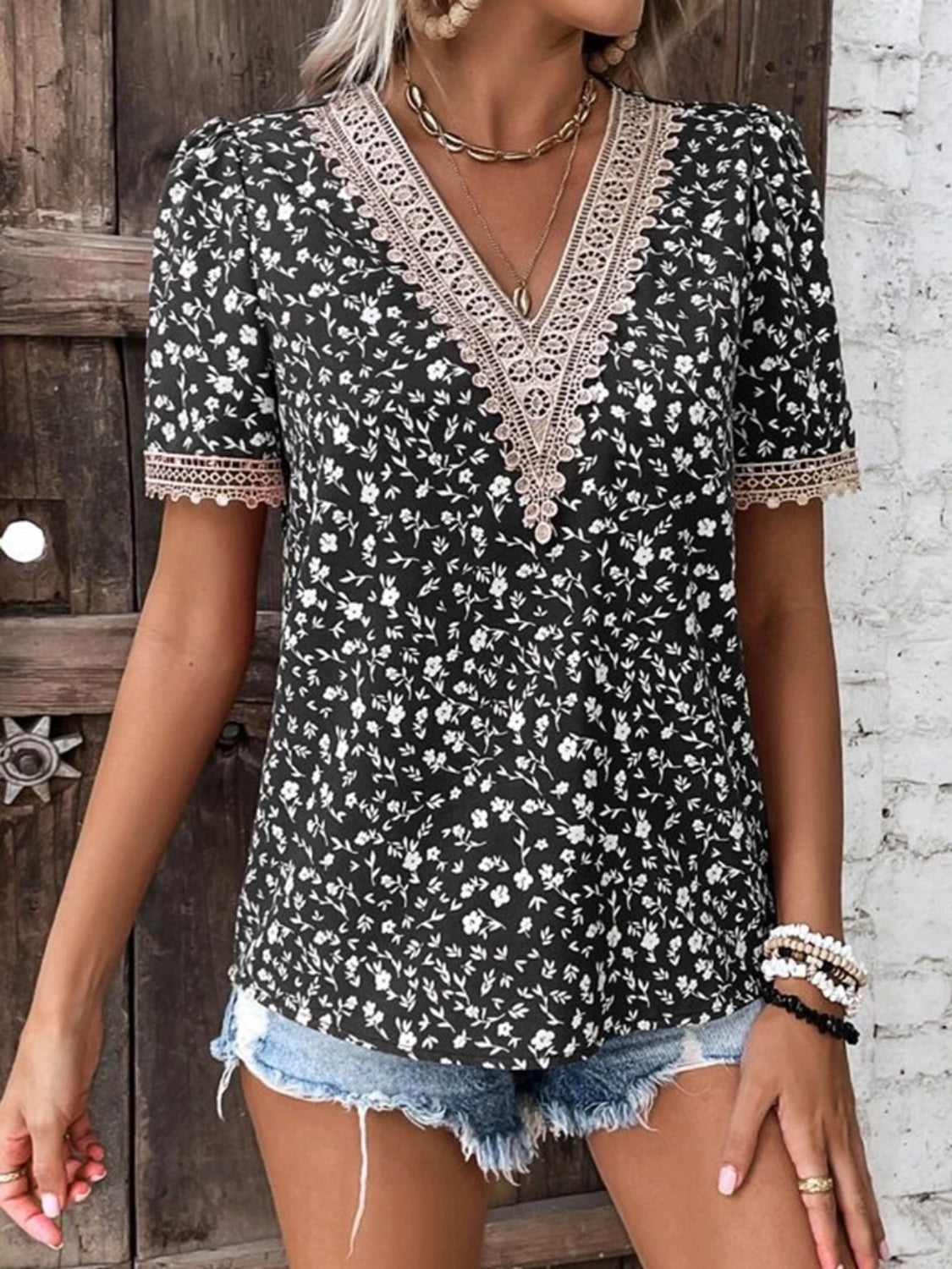 Blusa de manga corta con cuello en V estampada de tamaño completo